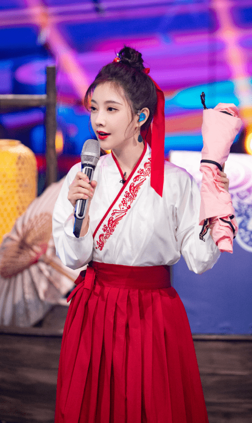 冯提莫古风大片曝光,英姿勃发气质尽显,侠女造型受粉丝追捧_写真_挑战