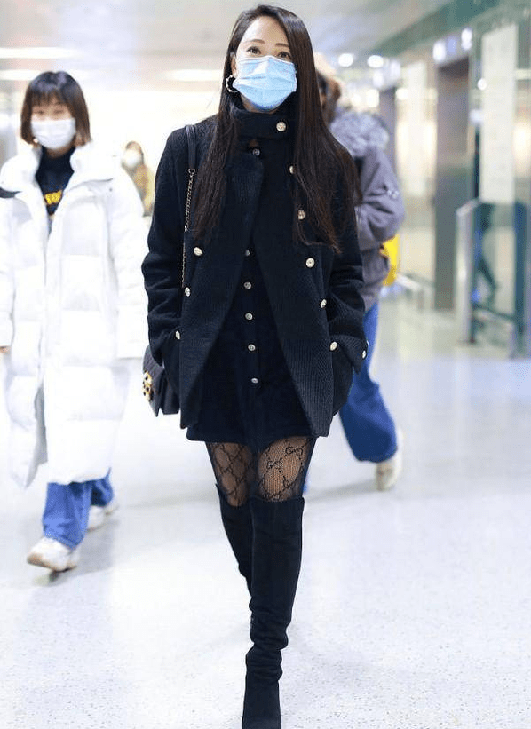 伊能静越来越有气质了,黑色渔网丝袜搭配呢绒风衣尽显贵妇风采!