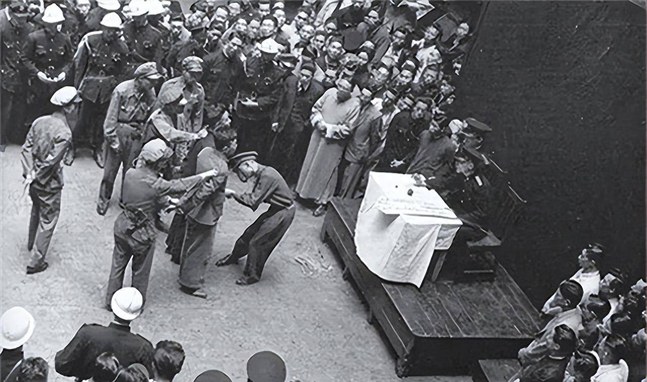 1947年刑场之上,一革命者声嘶力竭地喊道:"家里有狗,快回家"_李叶