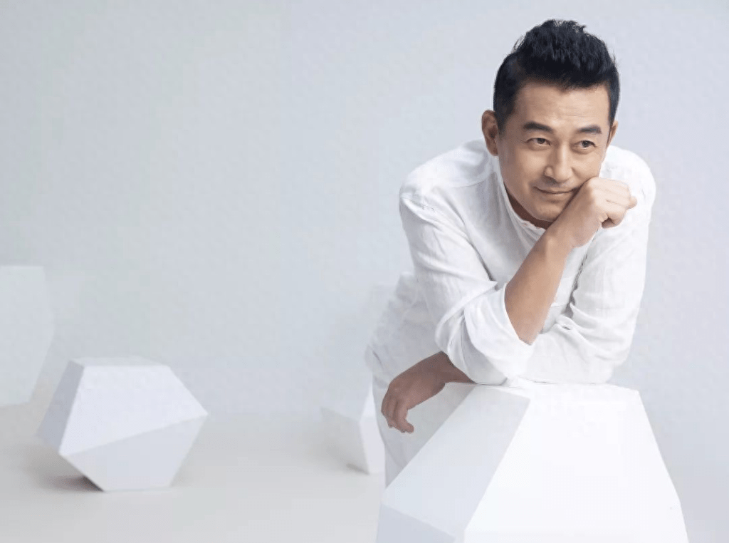 但此时的王志飞,早已和女子李健结婚了5年,二人属于一见钟情,热恋期间