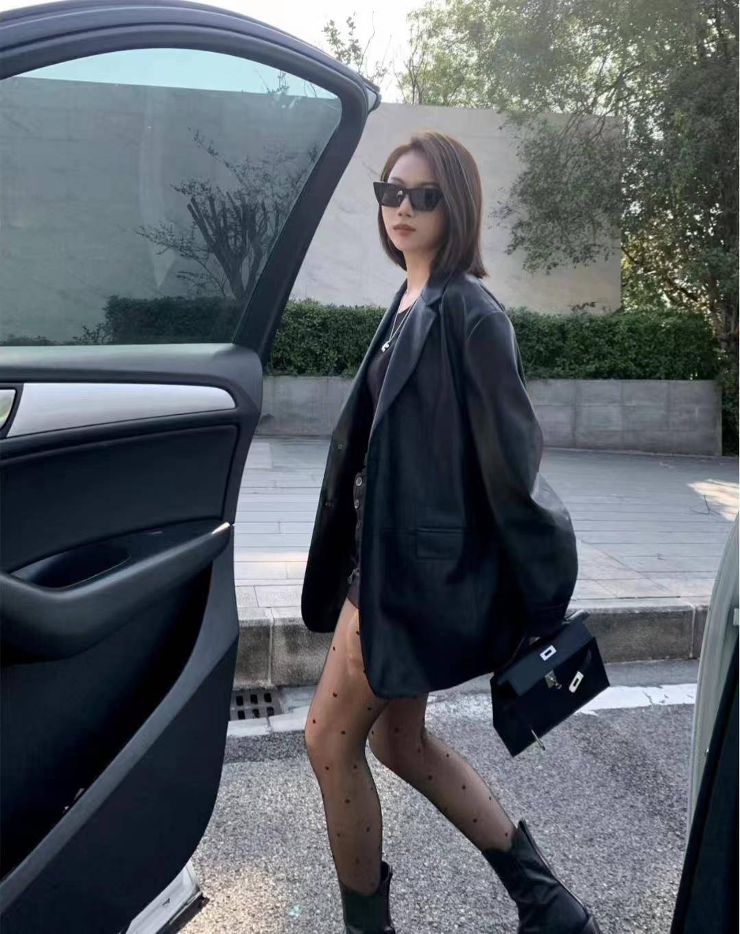 我已经很久没有穿紧身裤了,当我看到它们睡在衣柜里时,我突然有了灵感