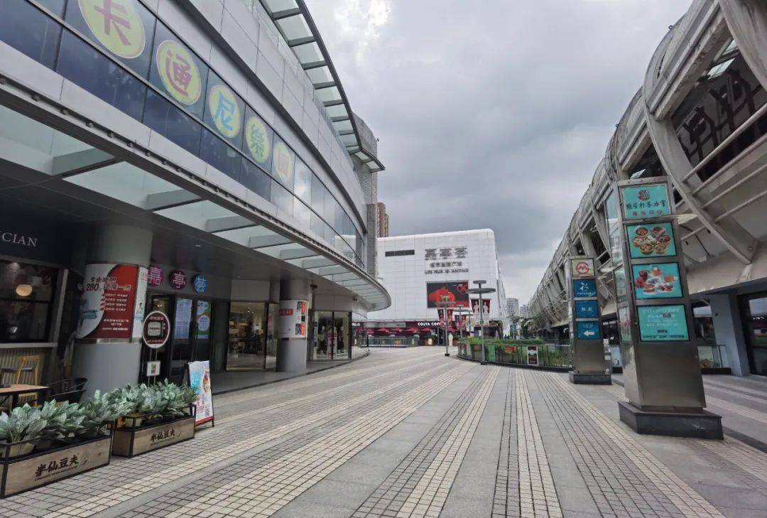 在11号线安亭站的南北两侧,就有嘉亭荟,三德广场,财富广场三家开业多