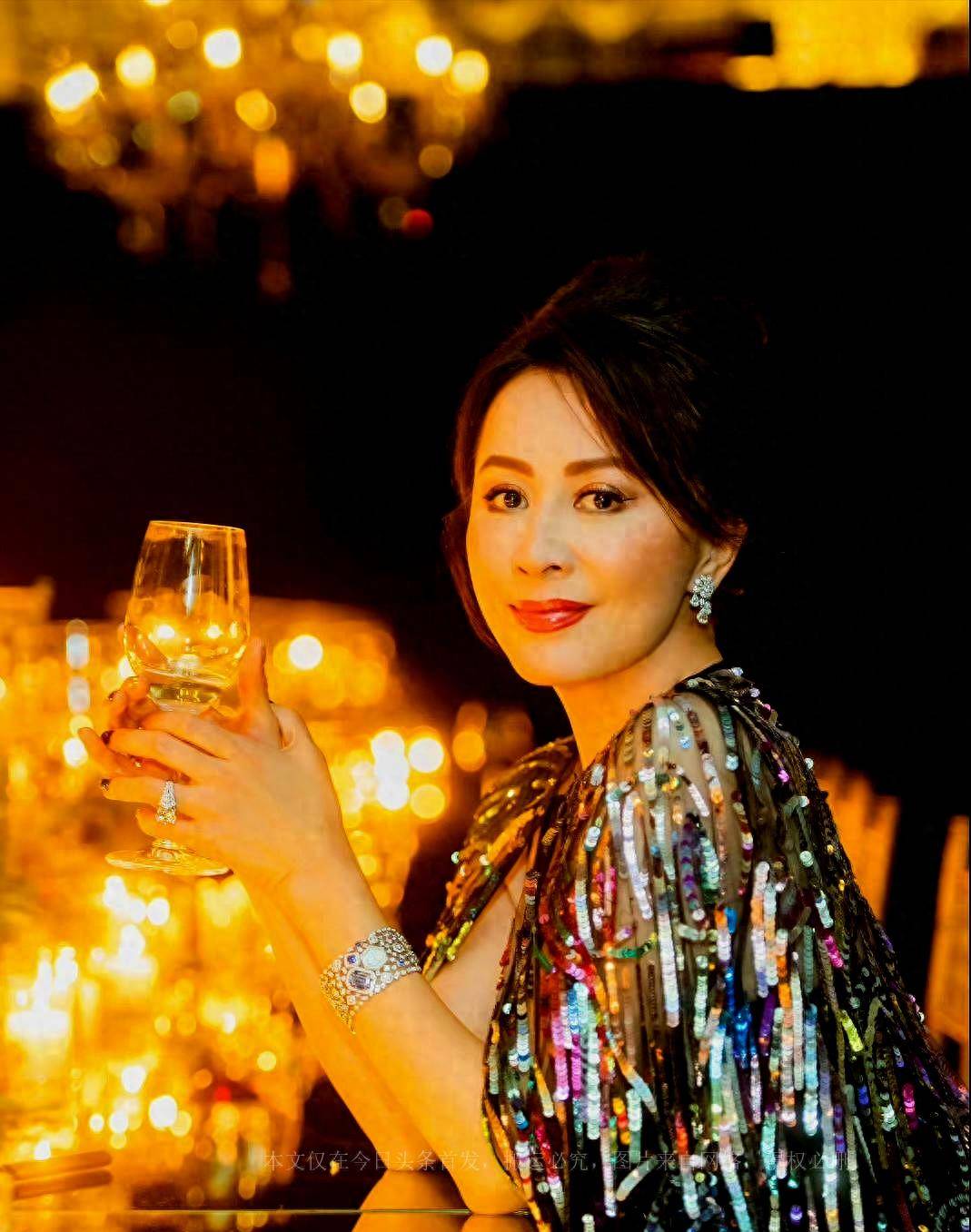 李嘉诚知己周凯旋罕见出席聚会,气质不输刘嘉玲,与黎姿