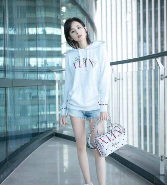 "夜明珠"牛仔短裤搭配白t恤,古力娜扎再现巅峰造型!_时尚_展现_风格