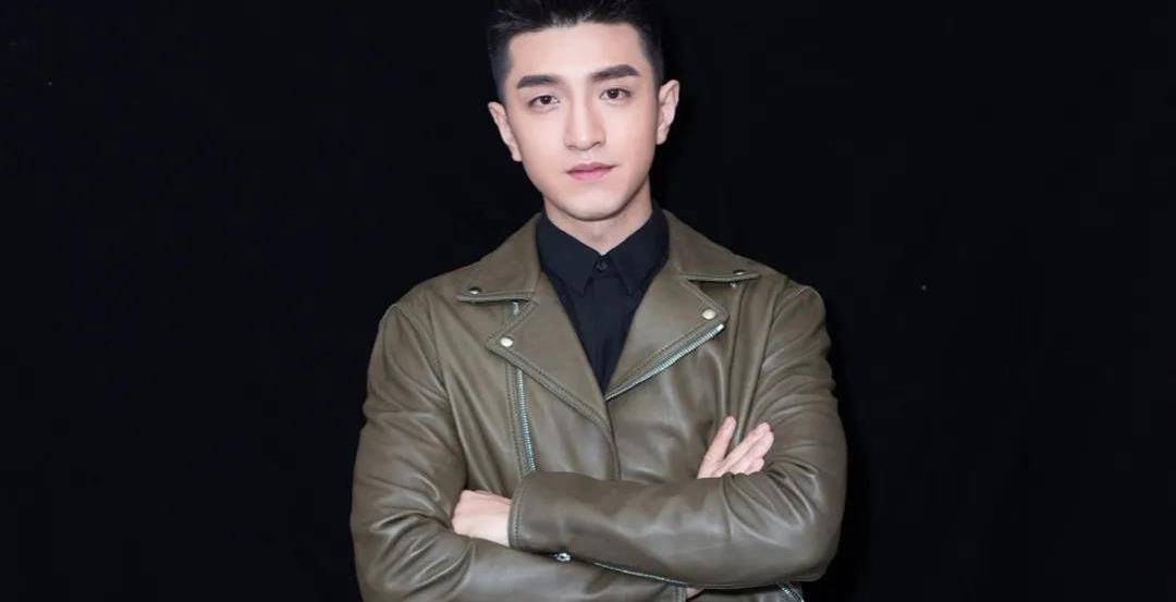 一旁的朋友还一个劲儿的夸他们身材好,后知后觉发现腹肌男是金瀚