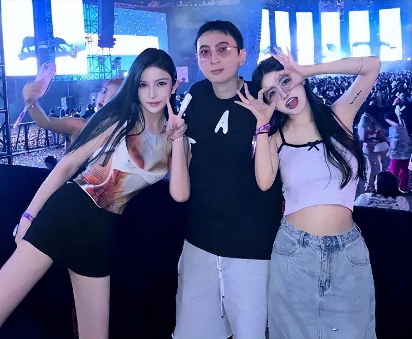 王思聪高铁站被偶遇,同新女友关系成迷,家中镜子成网红打卡点_小羽