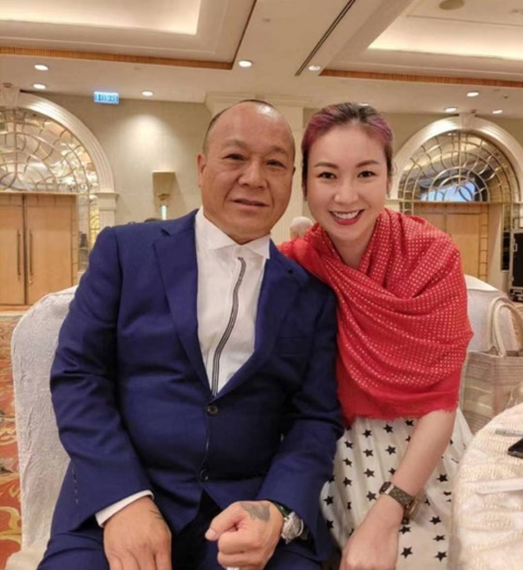 港知名反派升级当外公,一改凶狠形象慈祥地喂孙儿吃饭_吴志雄_孙子