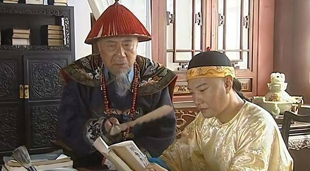 但是查封了李侍尧的家产之后,和珅并没有将这些钱财悉数上交,而是偷偷