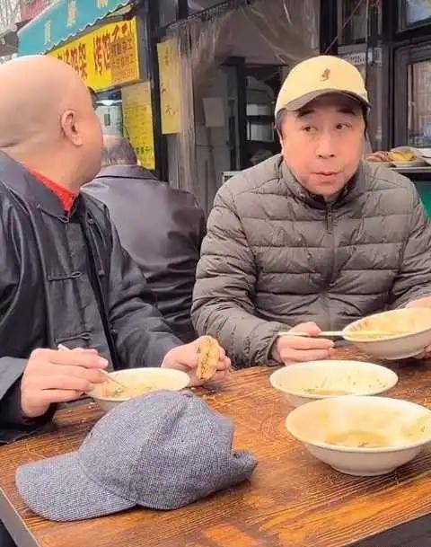 师傅冯巩坐公交,吃素食,差距太大了_闫学晶_方清平_小品