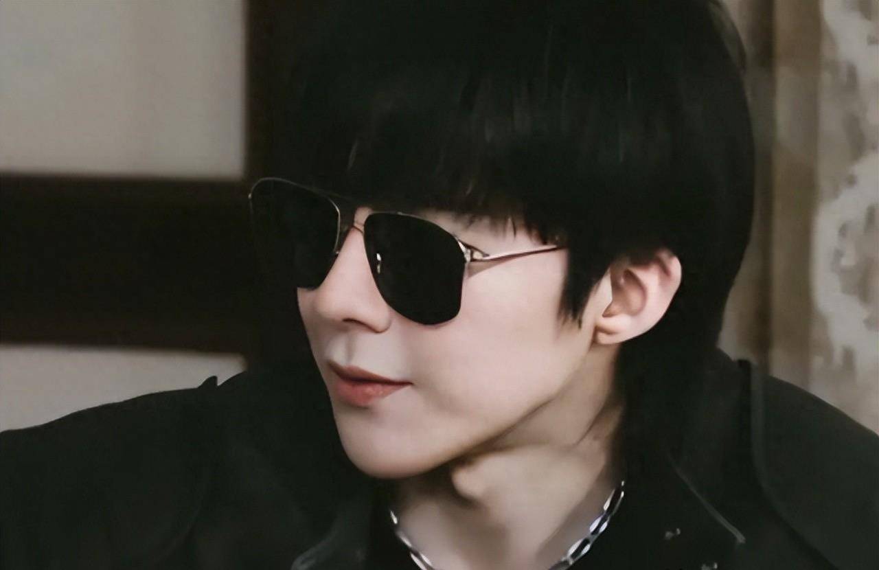 当再次看到刘宇宁的时候,就是《终极笔记》中的"黑眼镜"了,酷,帅,叨叨