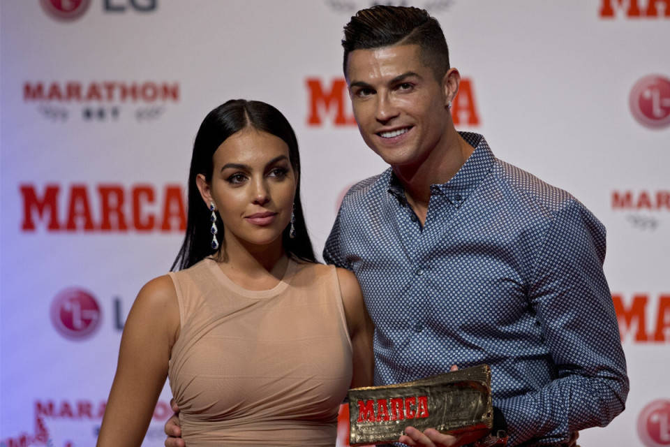 29岁乔治娜晒近照,性感红裙秀傲人事业线,难怪c罗与伊莲娜分手_交往