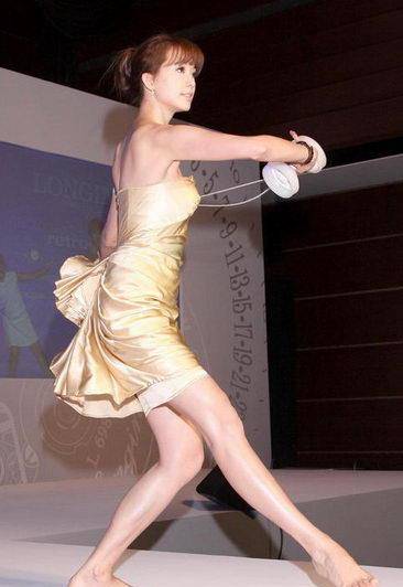 "林志玲特有的嗲音说:"我要帮他加油!加油!加油!然后抱抱他可以吗?