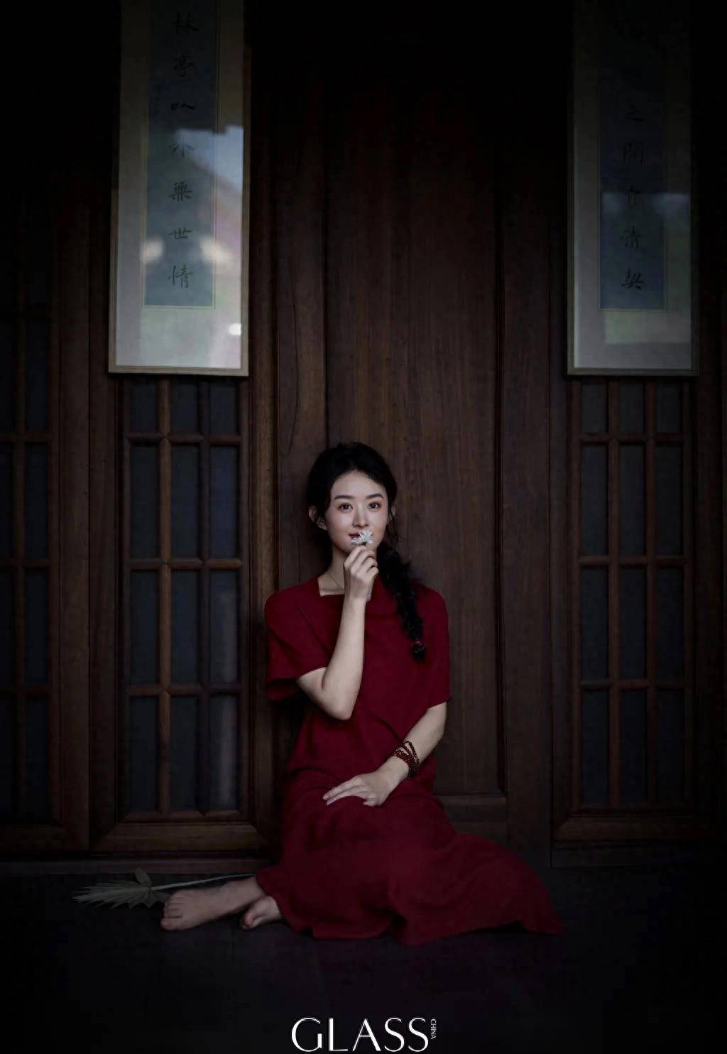 赵丽颖glass九月封面,敲木鱼演绎佛系大片,太治愈了_衬衫_红色_白色