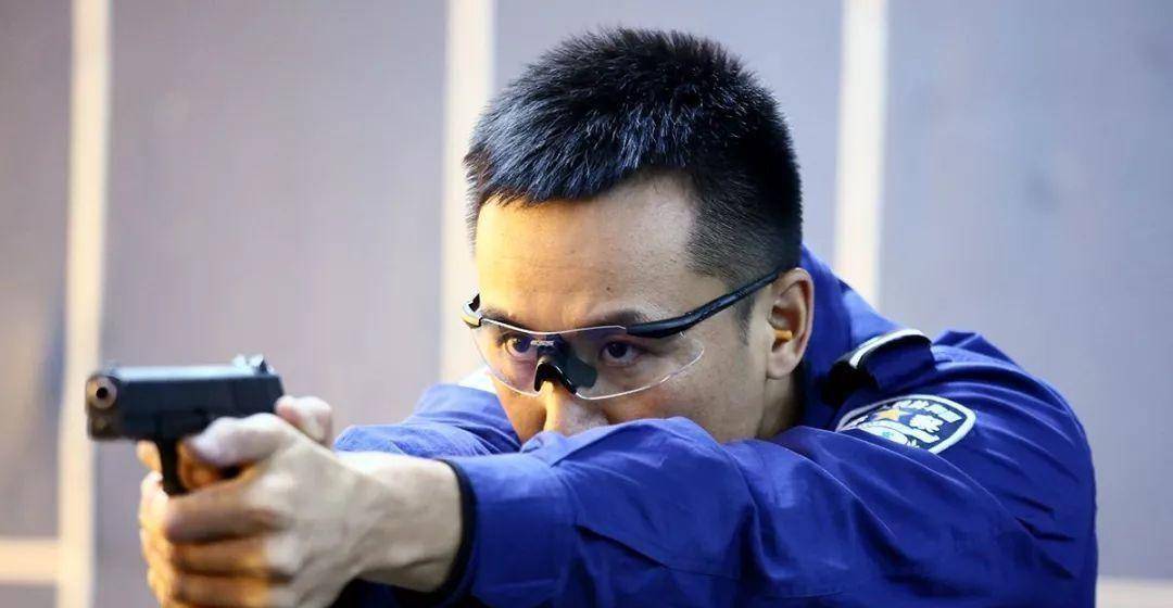 世界枪王房刚:142秒射出160枪,弹无虚发,十年扣扳机近200万次_射击