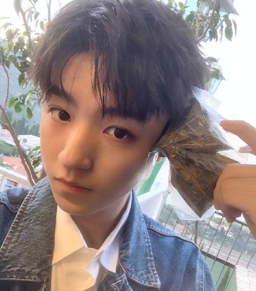 王俊凯爸妈店开业,数十名保安维持秩序,凯爸出场星范十足好霸气_奶茶