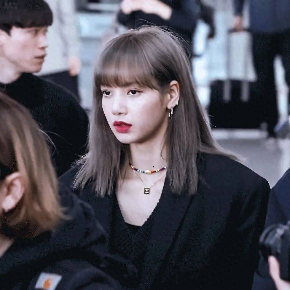 lisa参加法国疯马秀引热议:为嫁千亿富豪还是跟随jennie?