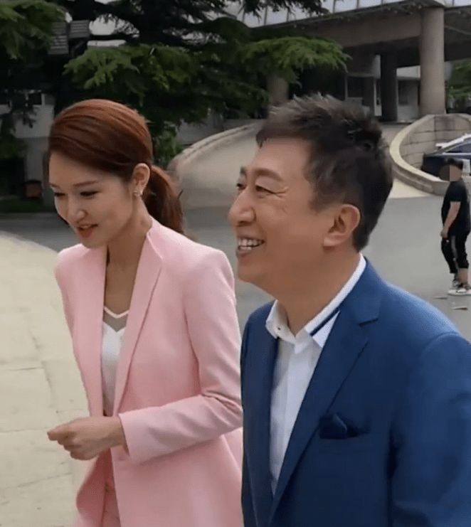 主持人陈伟鸿近况曝光,鱼尾纹难掩帅气,龙洋调侃两人衣服般配?