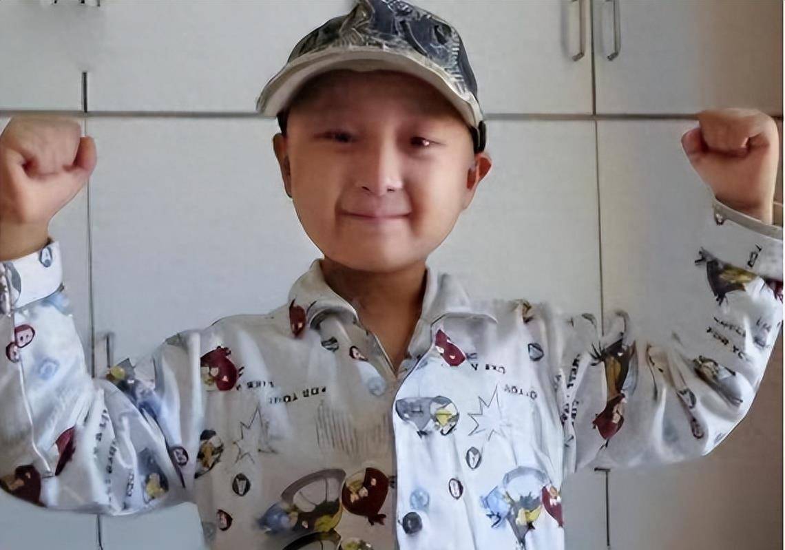 6岁上舞台8岁劳累离世,被父母"吸干血"的邓鸣贺,结局谁买单?