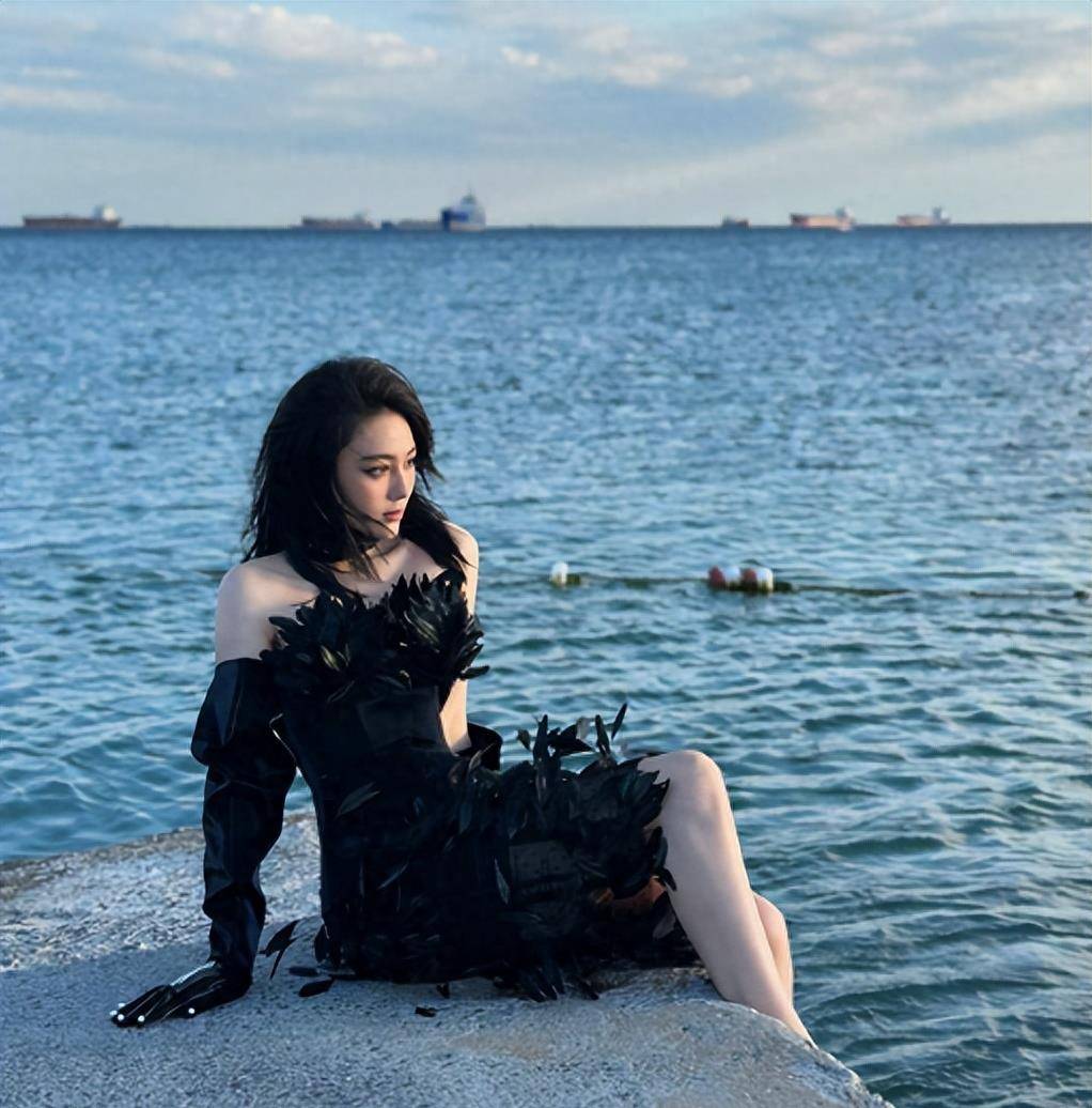 张馨予海边美照,头戴300颗钻石秀蜂腰,此前怒怼网友:不配为人_何捷