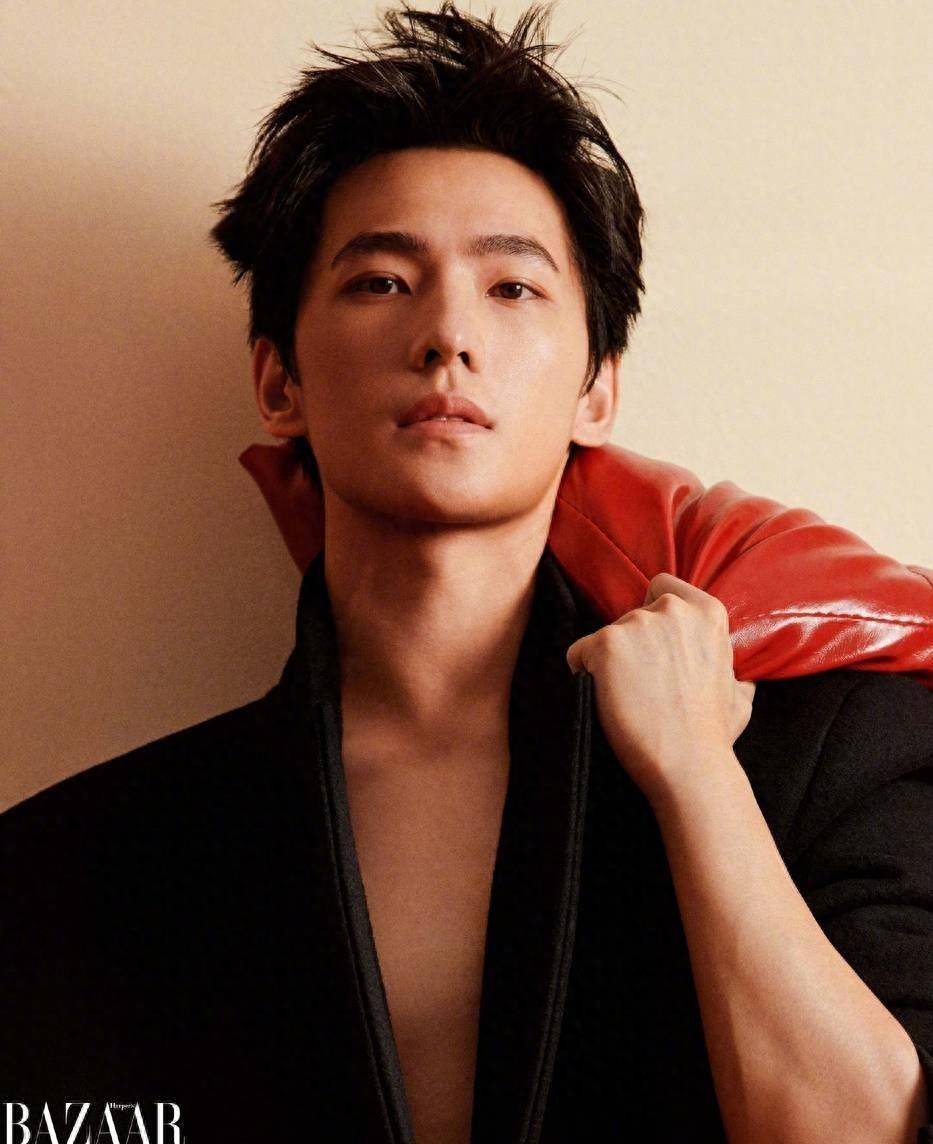 杨洋时尚杂志大片发布,黑白简约帅气,立体五官不凡_魅力_眼睛_未来