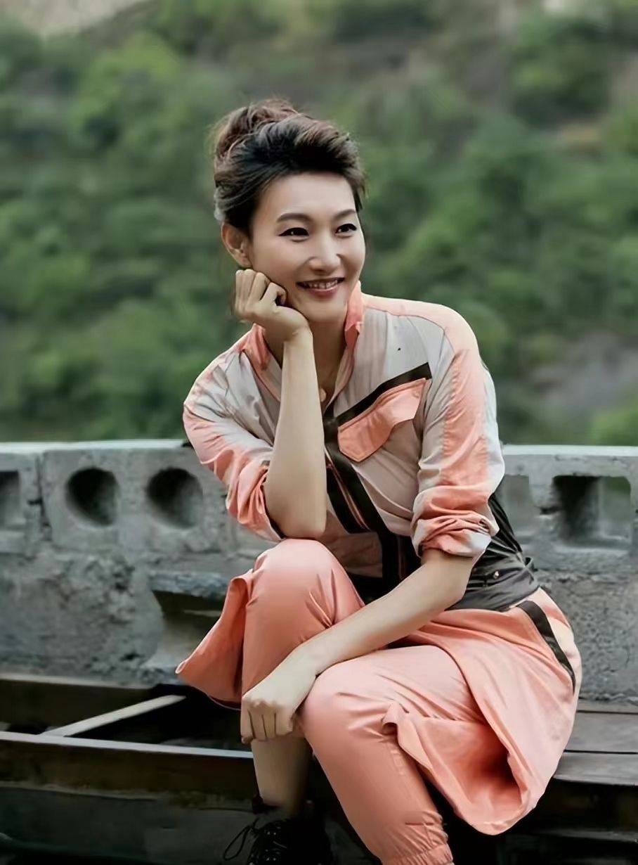 46岁李梓萌摘掉假发气质优雅依旧单身,这么好基因不生孩子太可惜_tips