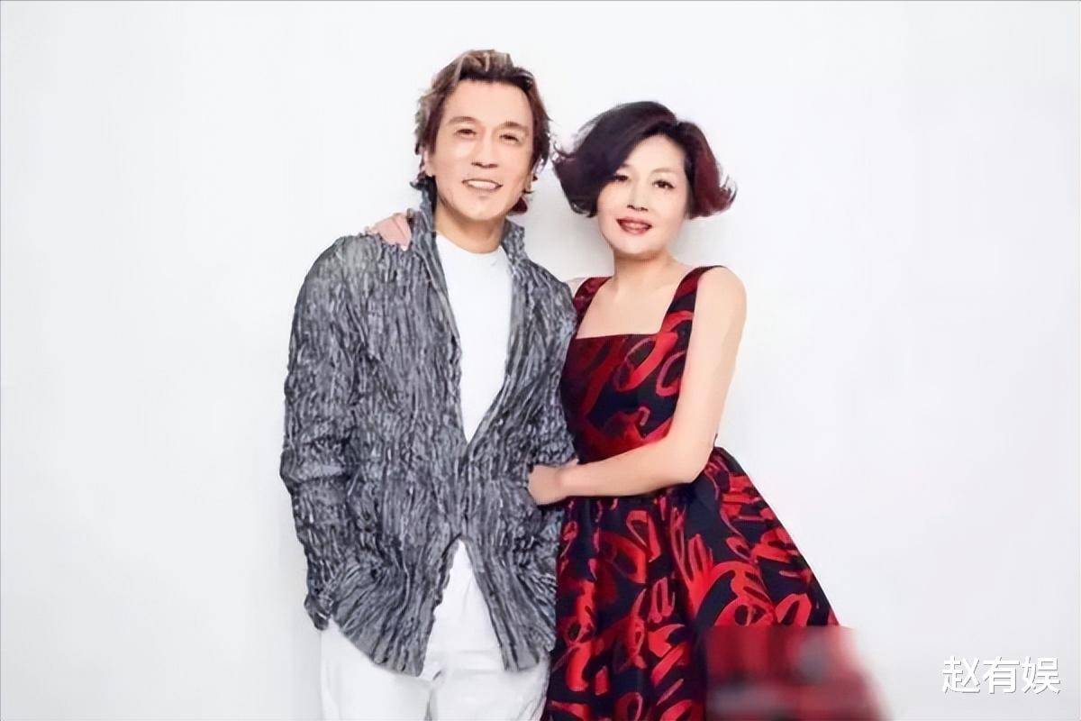 哈文晒与女儿吃肉照,20岁的法图神似李咏,两人已在国外生活4年_时候