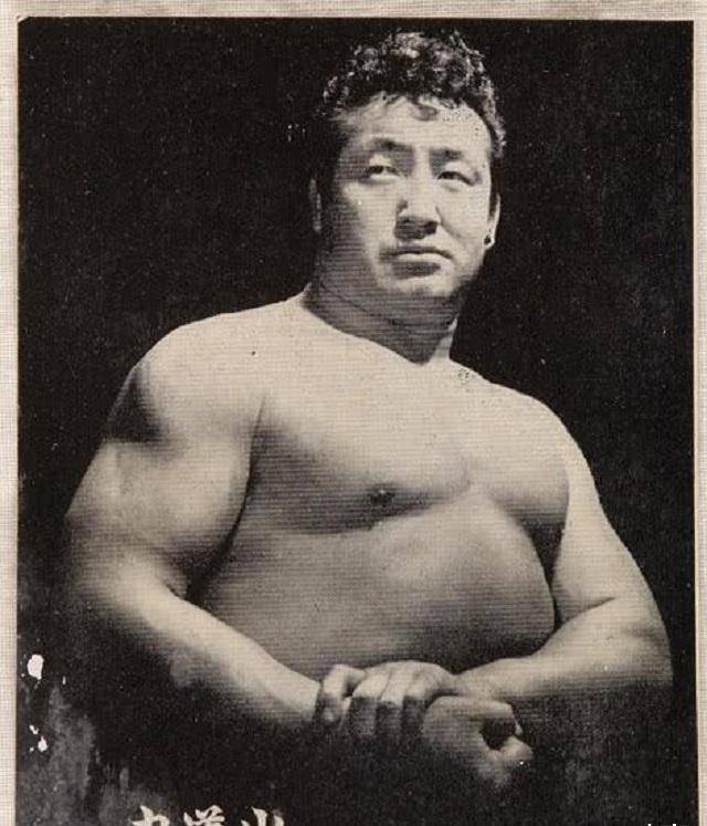 日本摔跤界的“國民英雄”：打敗過美國鐵人，卻“敗”給小流氓