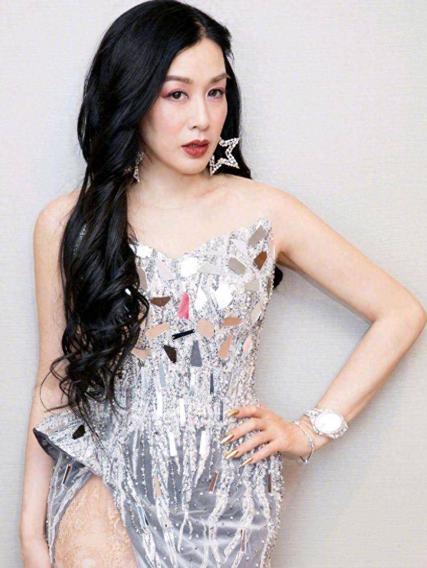 钟丽缇的着装风格有多大胆?