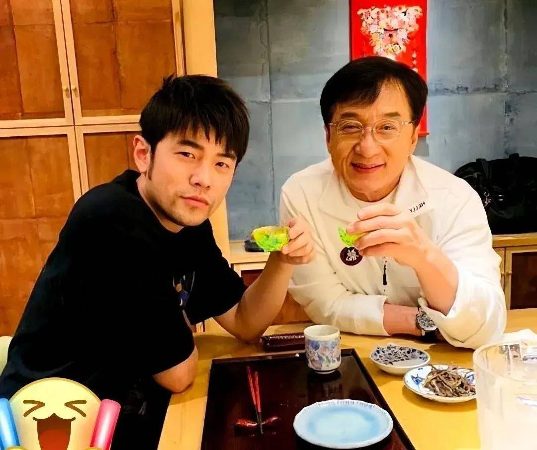 周杰伦天津演唱会成龙担任嘉宾,连唱两首歌曲,曾一起品茶_不知道_时候