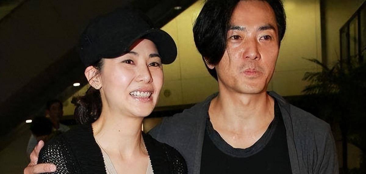 郑伊健国外逛超市,一脸沧桑无人识,蒙嘉慧腹部突出疑似有喜_网友_生活