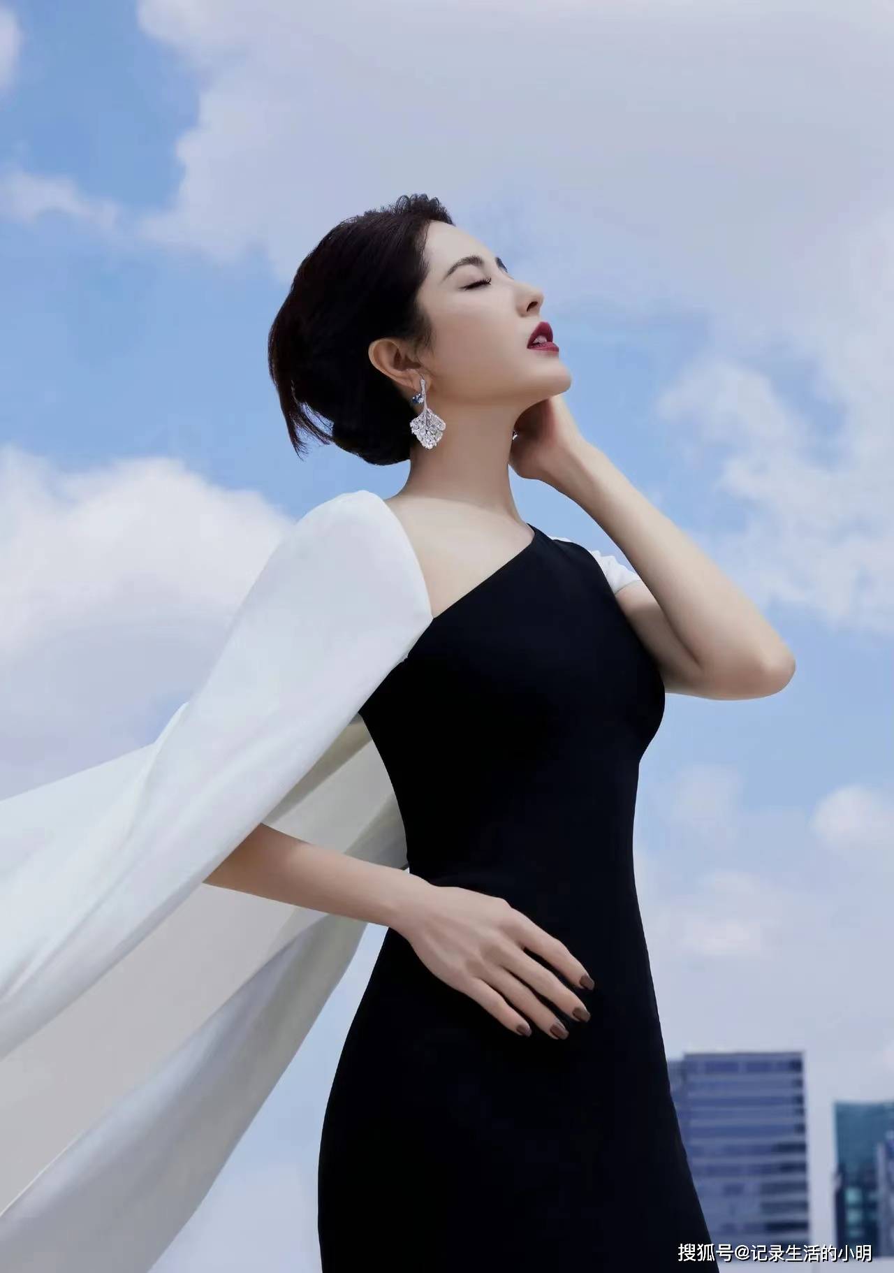 47岁女演员曾黎近照曝光,脸部状态引争议,网友:医美手术了?