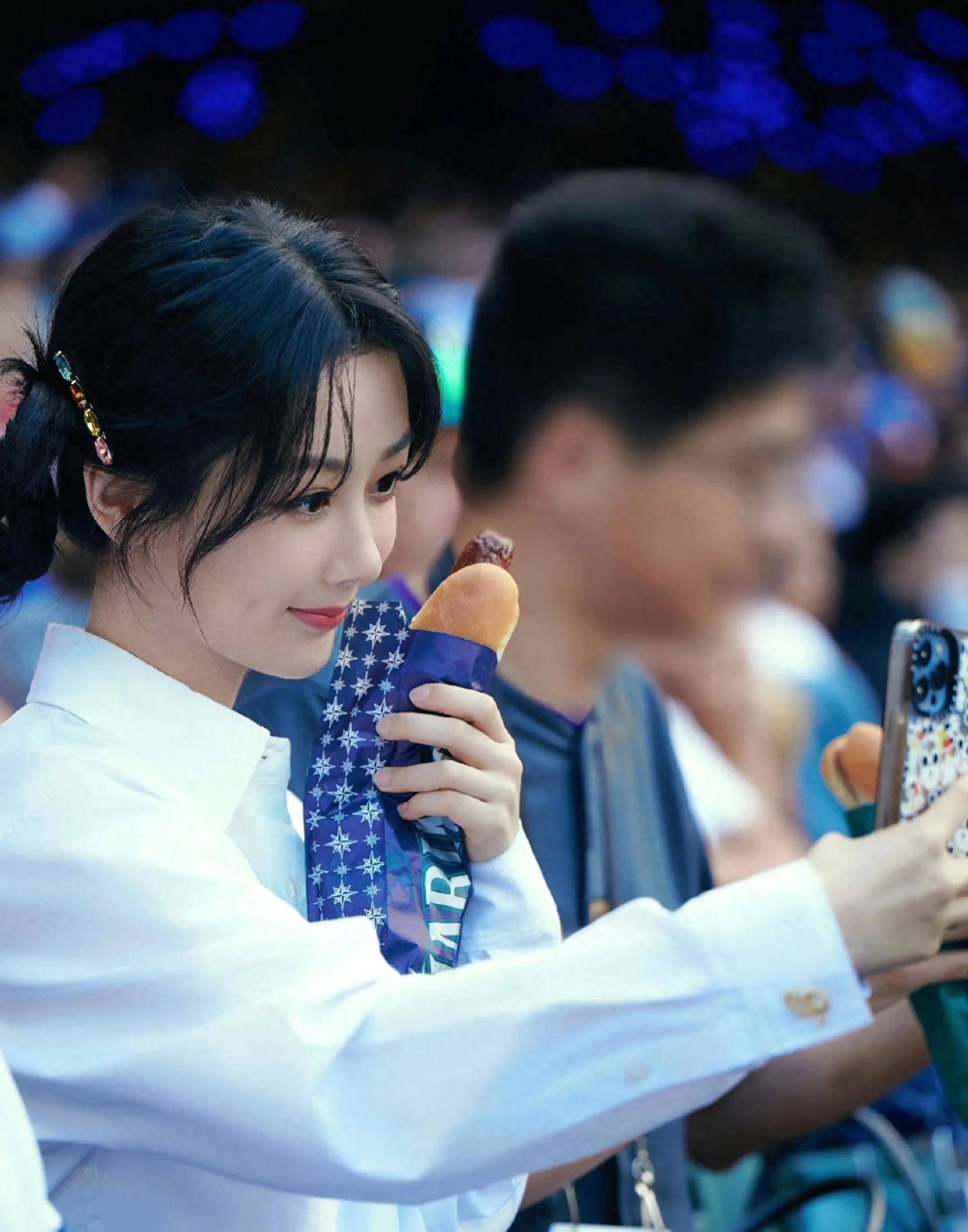 杨紫在instagram上发布的照片也显示,明星的圈子不仅仅是手电筒和红