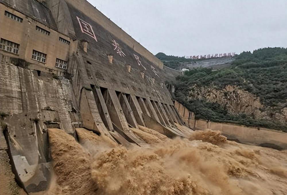 “大坝”中国最失败的水利工程，耗资40亿建造，为啥至今都没被拆除呢？
