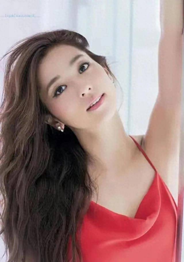 中村安奈:性感与优雅并存的时尚女神