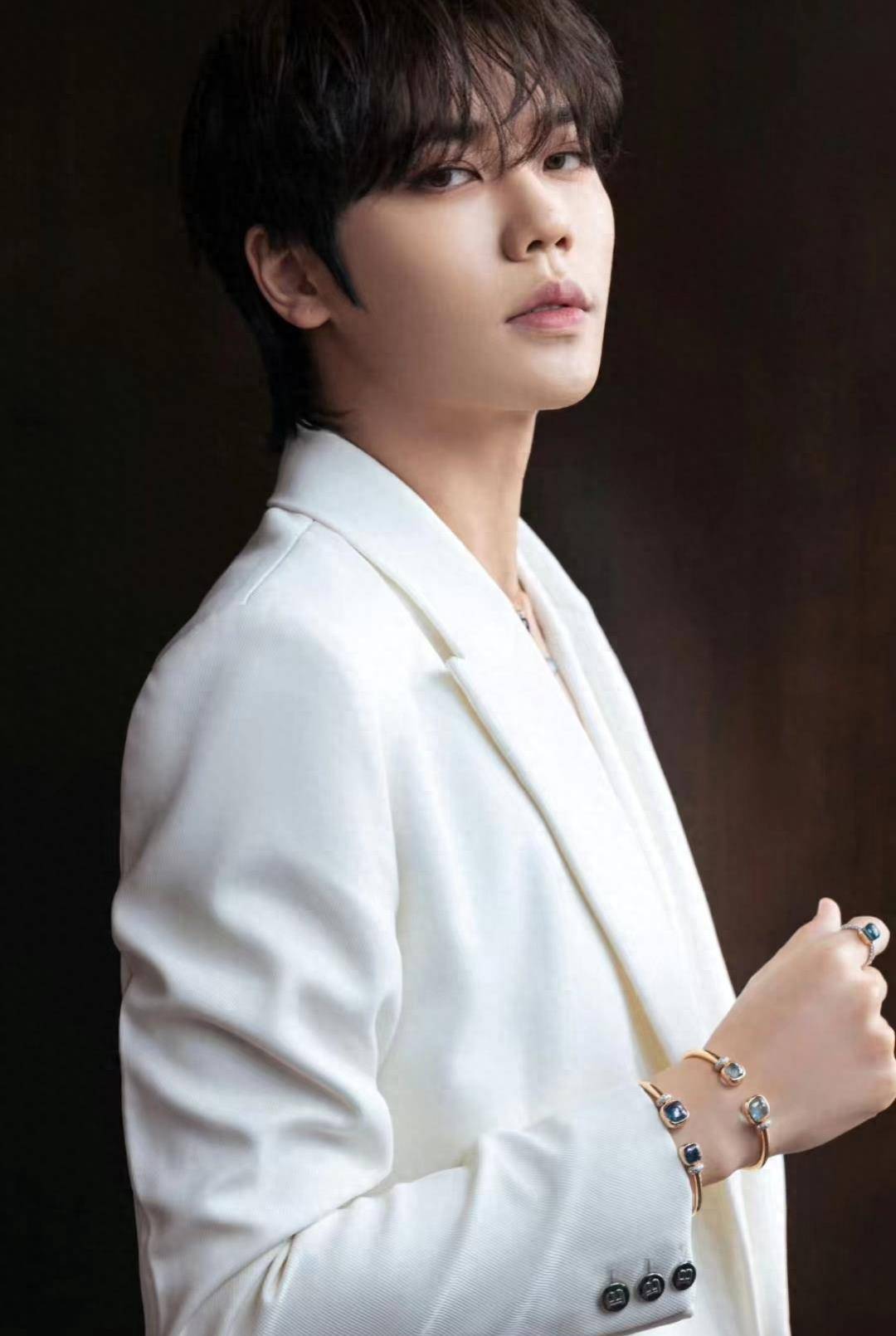 同样是去年今日,林彦俊被狗仔拍到和神秘女子约会,酒店共度三天三夜.