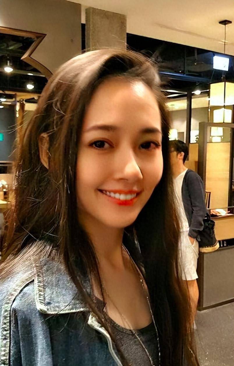 结婚几年气质大变,郭碧婷近况含胸驼背鼻孔外翻,与向太如出一辙_变化