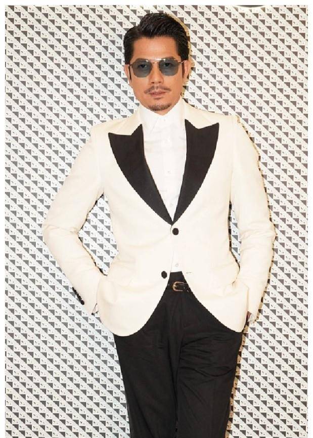 郭富城谢霆锋同穿黑白配现身差距大,一个天王范,一个穿成服务生_西装