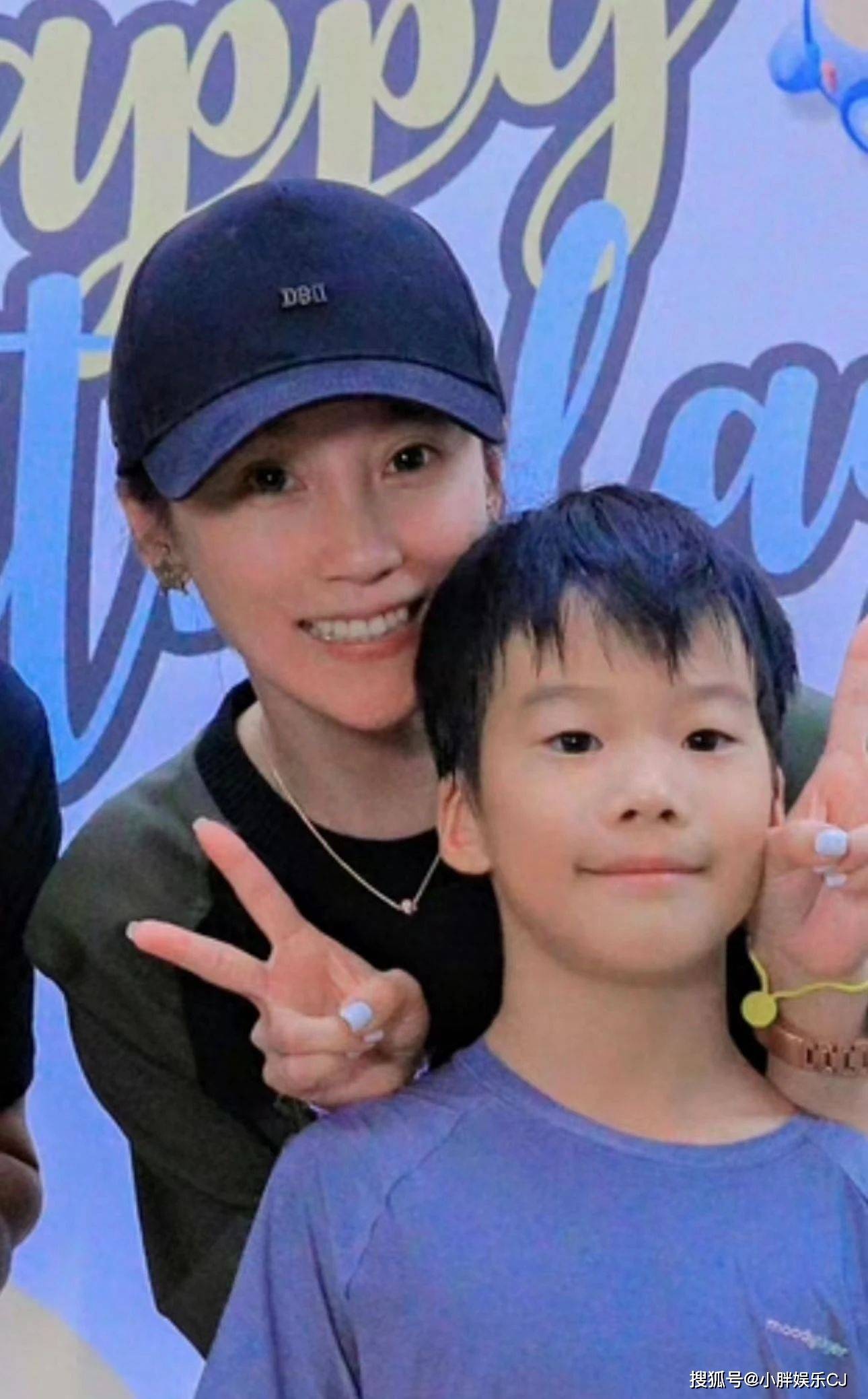 吴京为儿子举办生日宴,谢楠晒全家照,9岁哥哥5岁弟弟复制粘贴_画面