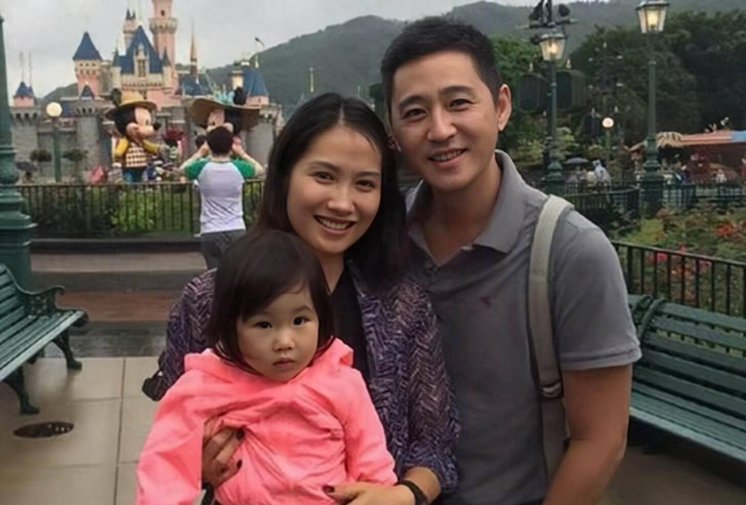 两人甚至在幕后明争暗斗,以博取袁彩云的青睐.