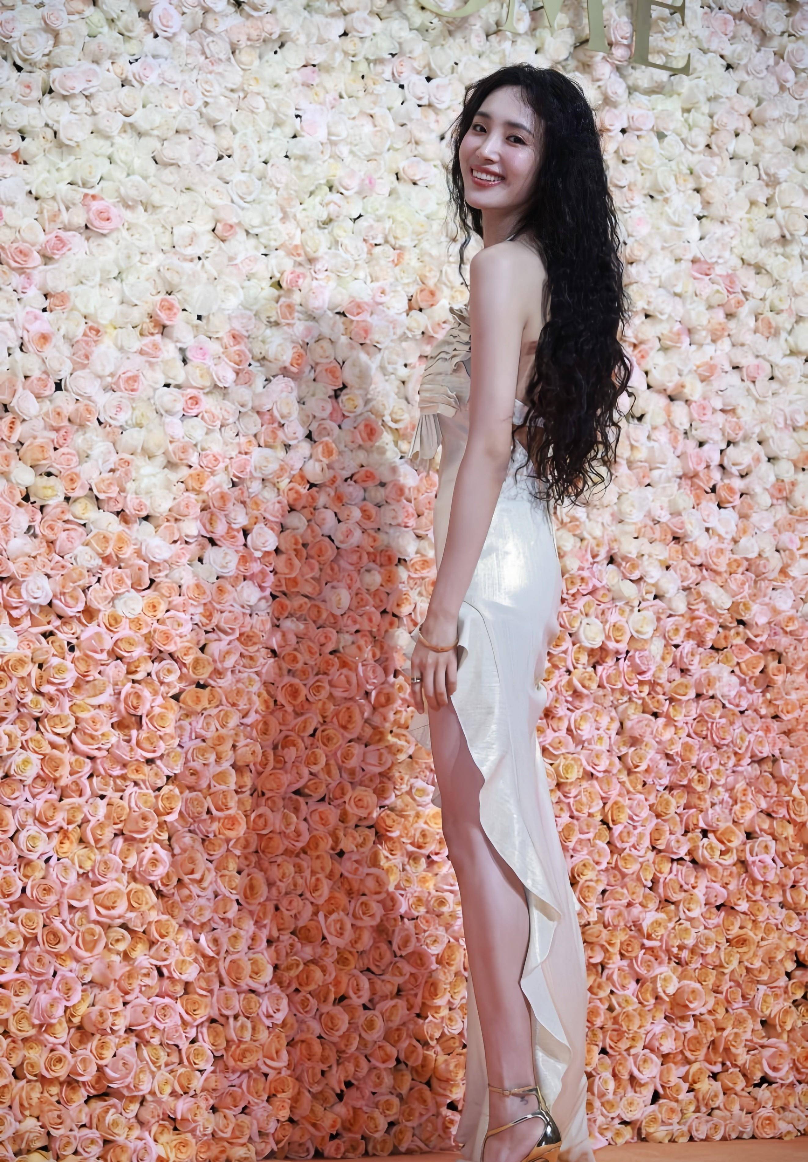 王紫璇-米色吊袜带连衣裙-金腰带高跟侧开衩秀美腿照片分享_时尚_的