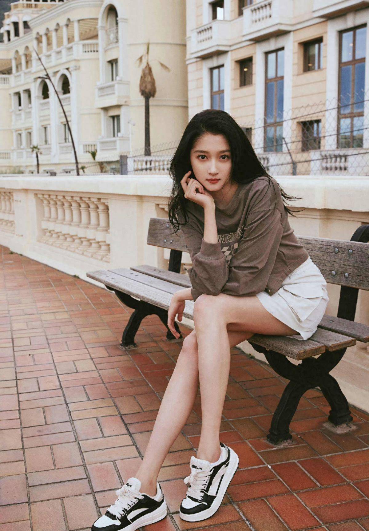 关晓彤的辫子真好看!一身白裙秀美腿,浪漫又惊艳_裙子_造型_效果