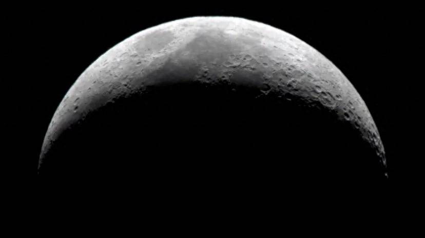 月球上有上千亿吨水,早期登月却没有发现,侧面证明了登月造假?