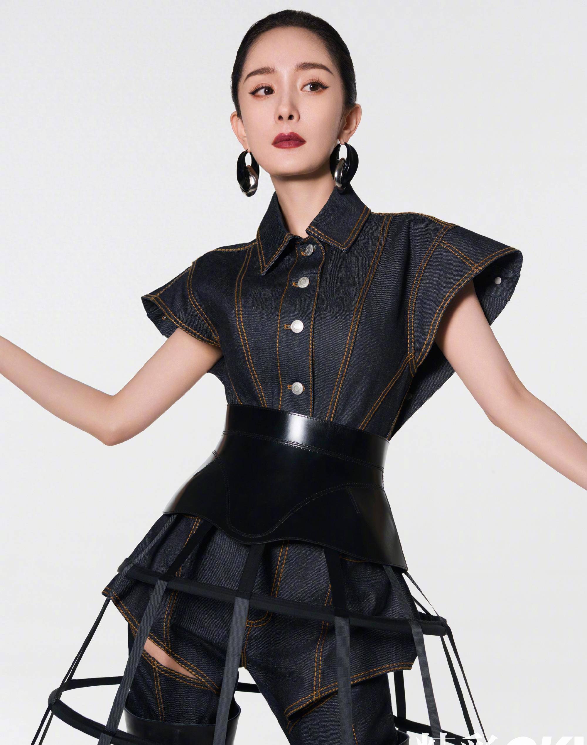 杨幂亮相《ok精彩》周年纪念版 鱼鳞袜大秀美腿,复古又现代_封面_黑色