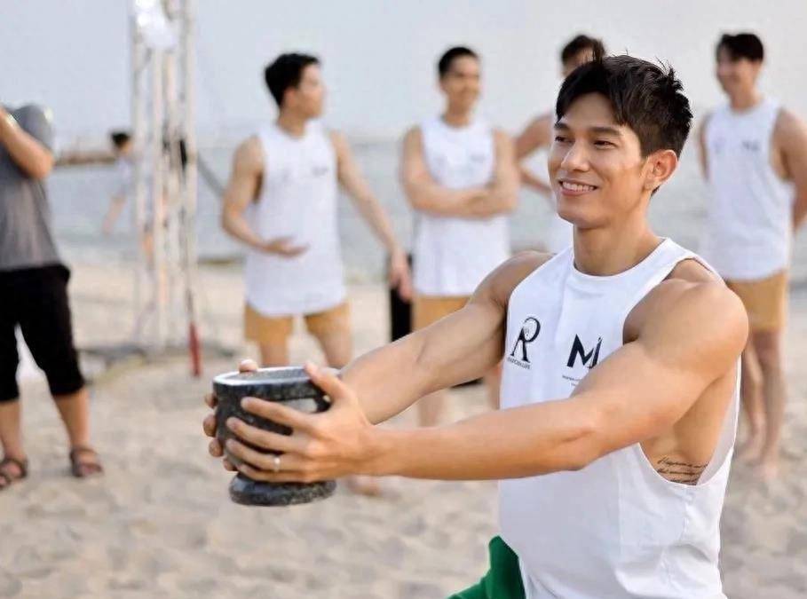 泰版"许光汉"夺国际先生国外站最佳身材奖!白色泳裤自信洋溢!