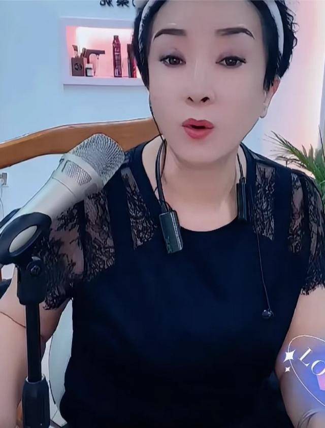 谢广坤有三段婚姻,他的结发妻子是二人转演员孙小雨.