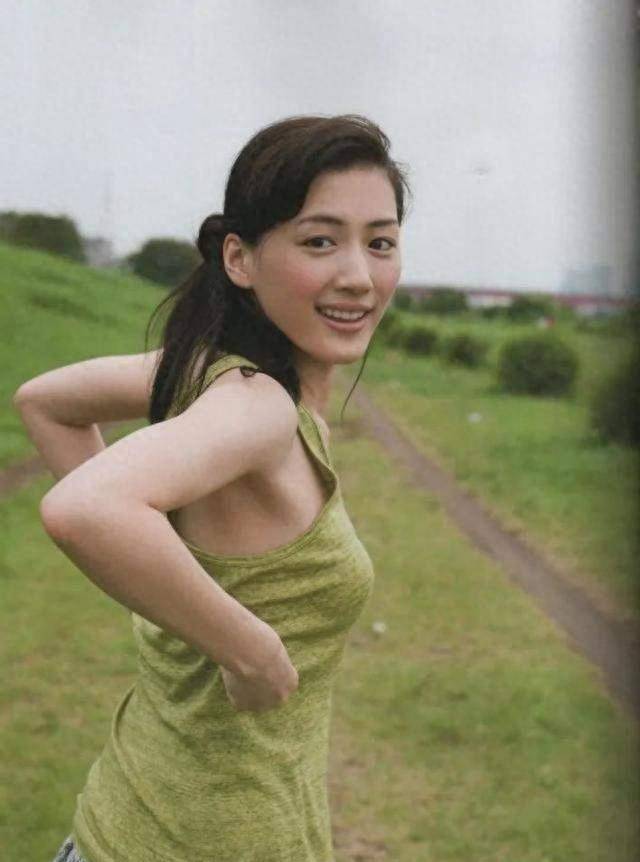 日本国民级女优绫濑遥,38岁,颜值依旧,皮肤丰润,颜值状态极佳_表演