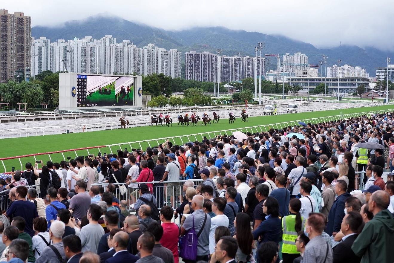 香港新賽馬季開鑼 風雨無阻馬迷熱情