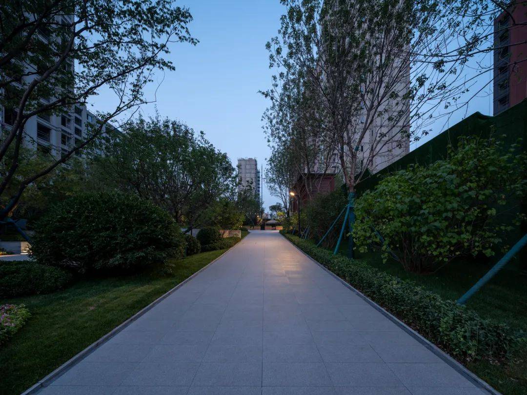 走廊绿意如盖▽ 归家院落优雅愉悦▽ 人行视线叠瀑迎宾▽ 人车分流