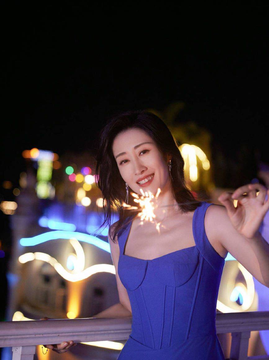 刘敏涛夏日写真曝光 着宝蓝色吊带长裙身材婀娜_女性_魅力_画面