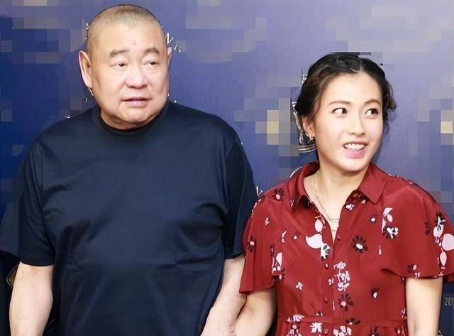 甘比绝对称不上美人,反而更显得平平无奇,但就是那一次采访打上了